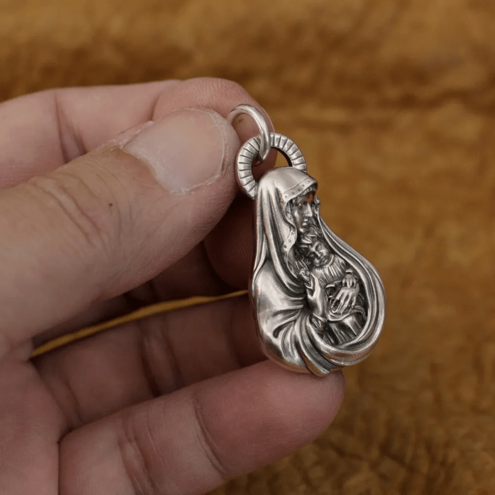 Collar colgante devocional de la Sagrada Virgen con el Niño en plata vintage
