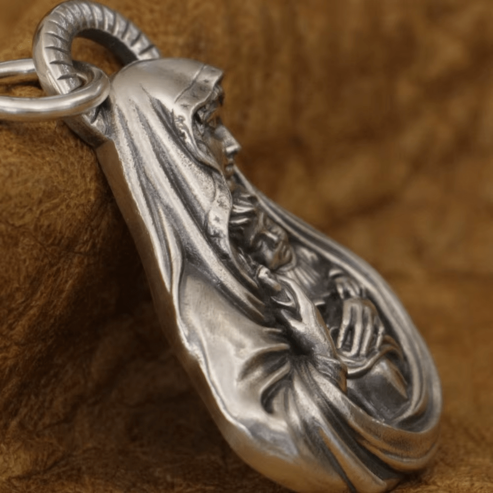 Collar colgante devocional de la Sagrada Virgen con el Niño en plata vintage