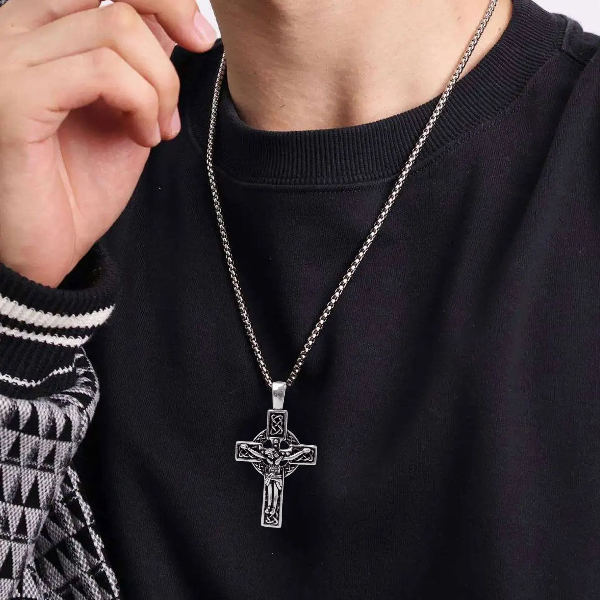 Colgante de cruz con nudo celta "Fe Eterna": Cristo en la cruz