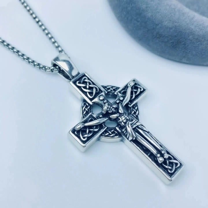 Colgante de cruz con nudo celta "Fe Eterna": Cristo en la cruz