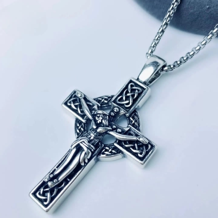 Colgante de cruz con nudo celta "Fe Eterna": Cristo en la cruz
