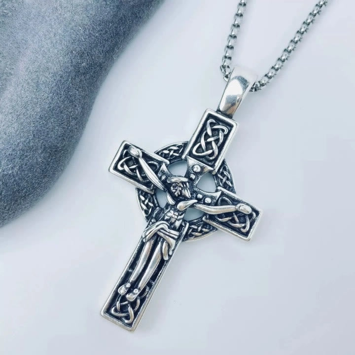 Colgante de cruz con nudo celta "Fe Eterna": Cristo en la cruz