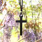 Clásico collar con cruz de ébano natural: símbolo de fe pura y duradera