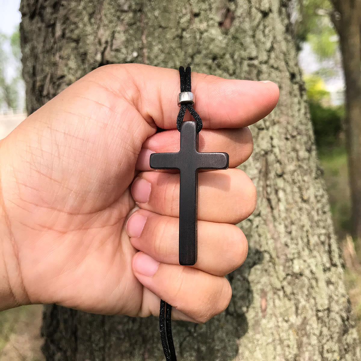 Clásico collar con cruz de ébano natural: símbolo de fe pura y duradera