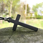 Clásico collar con cruz de ébano natural: símbolo de fe pura y duradera