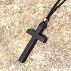 Clásico collar con cruz de ébano natural: símbolo de fe pura y duradera