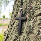 Clásico collar con cruz de ébano natural: símbolo de fe pura y duradera