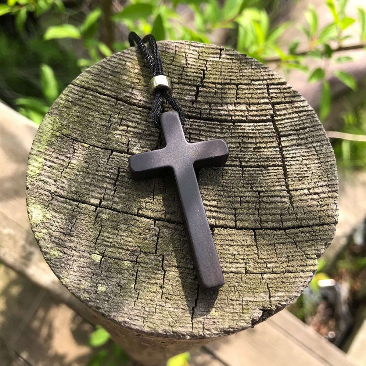 Clásico collar con cruz de ébano natural: símbolo de fe pura y duradera
