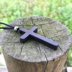 Clásico collar con cruz de ébano natural: símbolo de fe pura y duradera