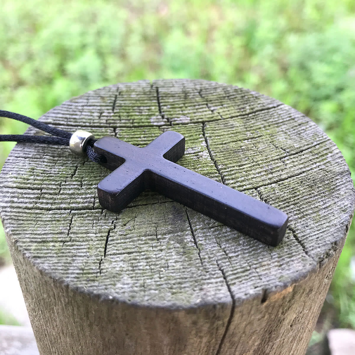 Clásico collar con cruz de ébano natural: símbolo de fe pura y duradera