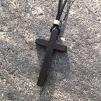 Clásico collar con cruz de ébano natural: símbolo de fe pura y duradera