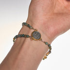 Pulseras de rosario artesanales en tonos tierra con cruz y medalla de San Benito