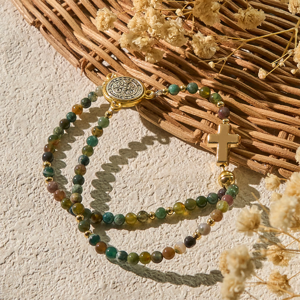 Pulseras de rosario artesanales en tonos tierra con cruz y medalla de San Benito