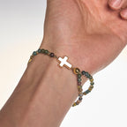 Pulseras de rosario artesanales en tonos tierra con cruz y medalla de San Benito