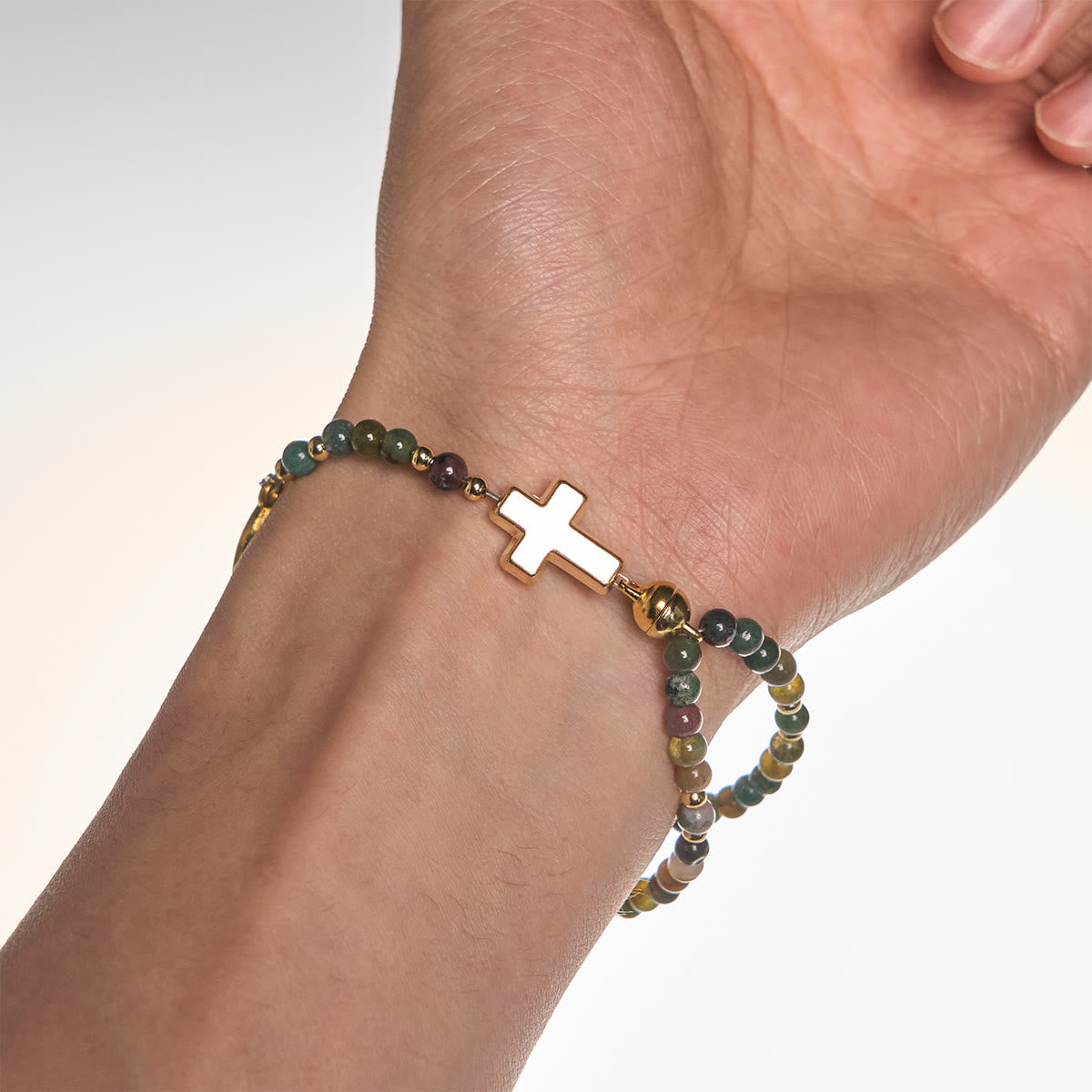 Pulseras de rosario artesanales en tonos tierra con cruz y medalla de San Benito