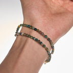 Pulseras de rosario artesanales en tonos tierra con cruz y medalla de San Benito