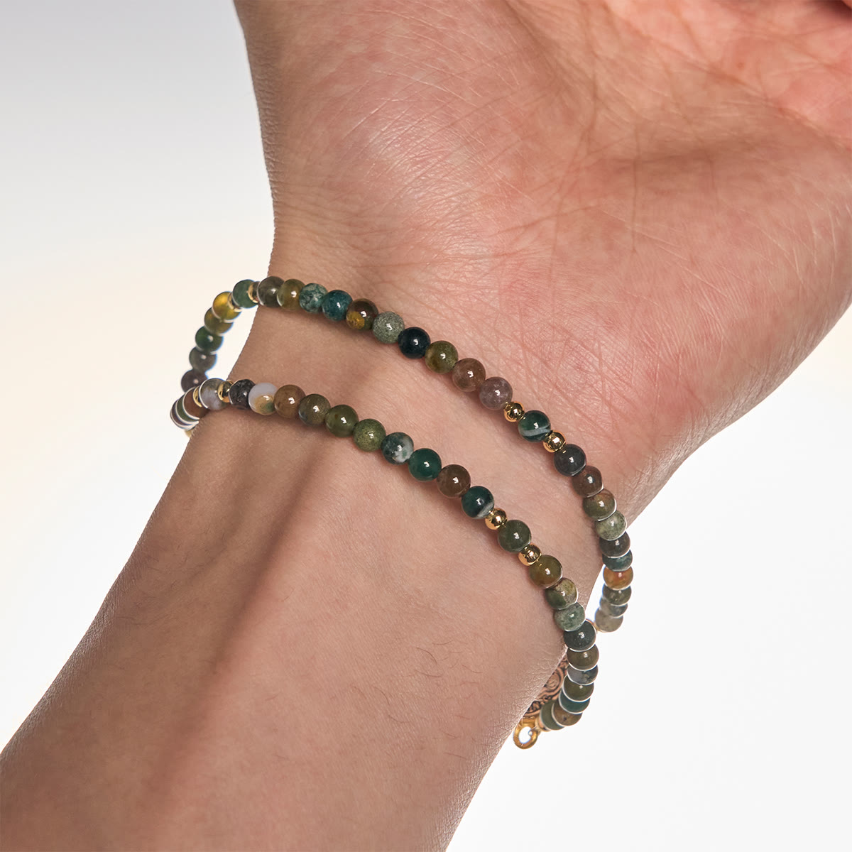 Pulseras de rosario artesanales en tonos tierra con cruz y medalla de San Benito