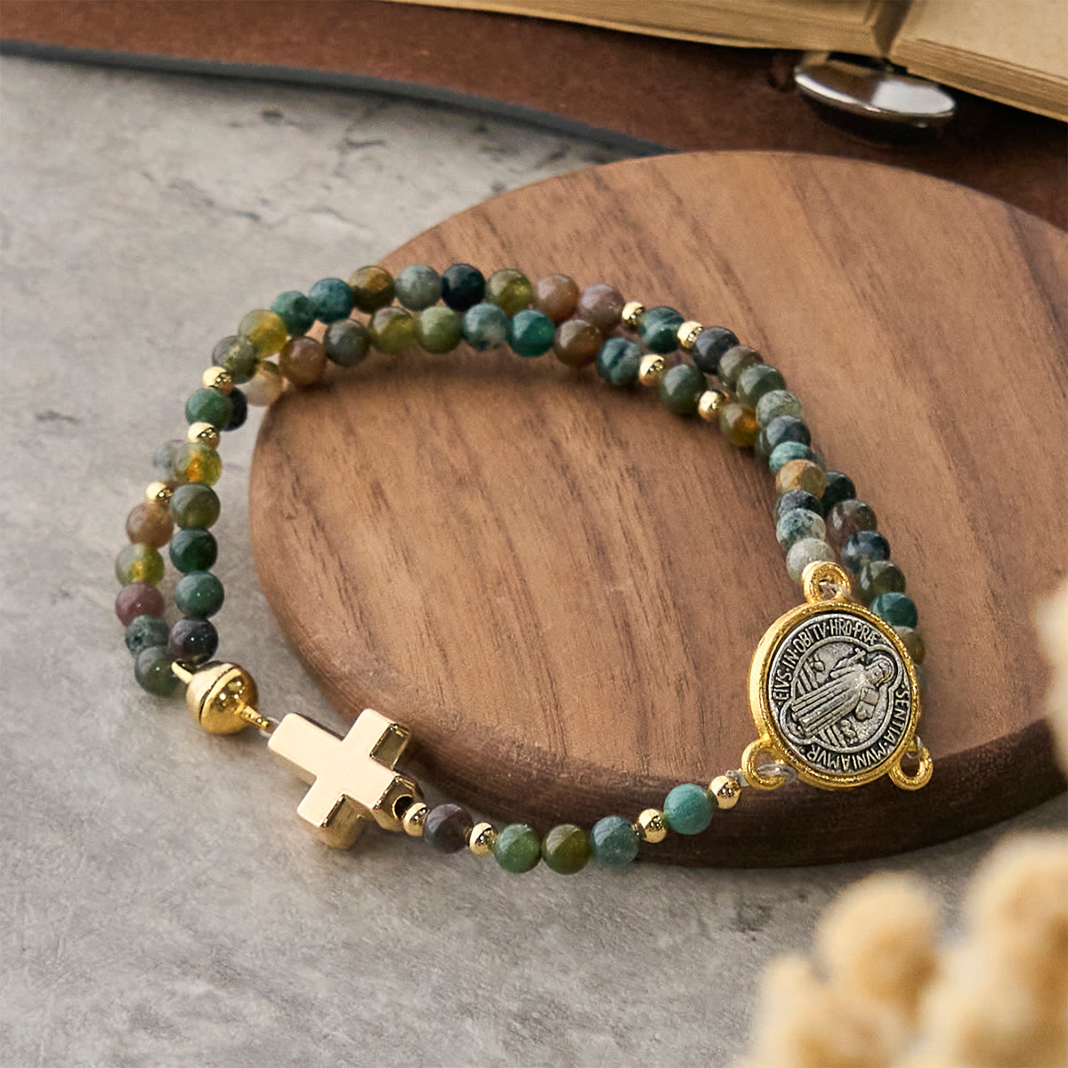 Pulseras de rosario artesanales en tonos tierra con cruz y medalla de San Benito
