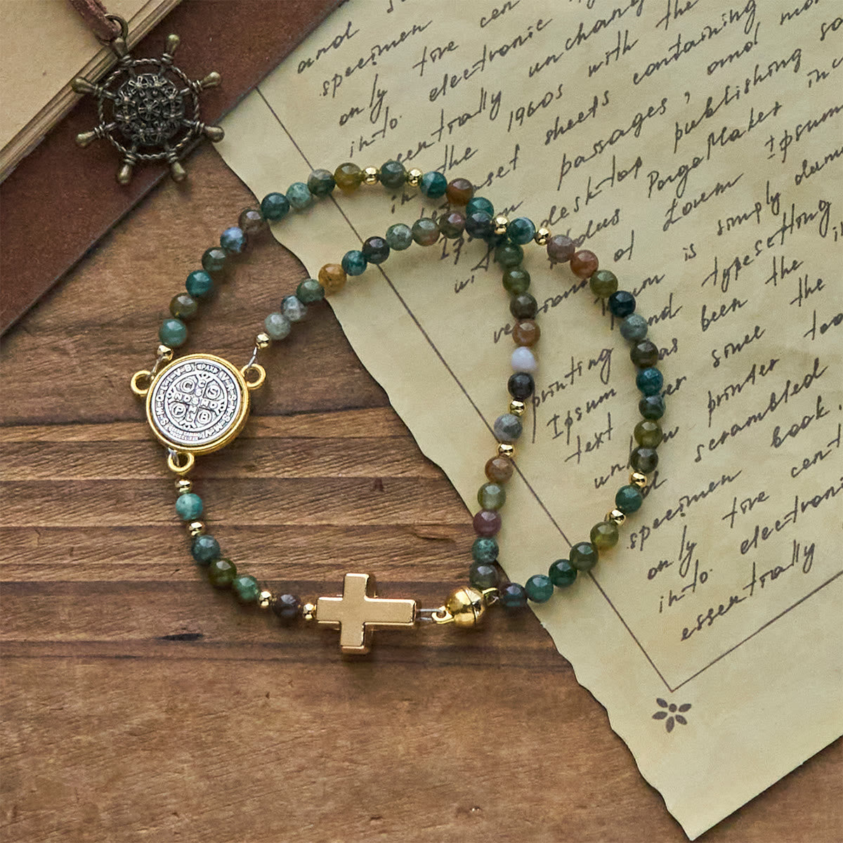Pulseras de rosario artesanales en tonos tierra con cruz y medalla de San Benito