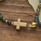 Pulseras de rosario artesanales en tonos tierra con cruz y medalla de San Benito