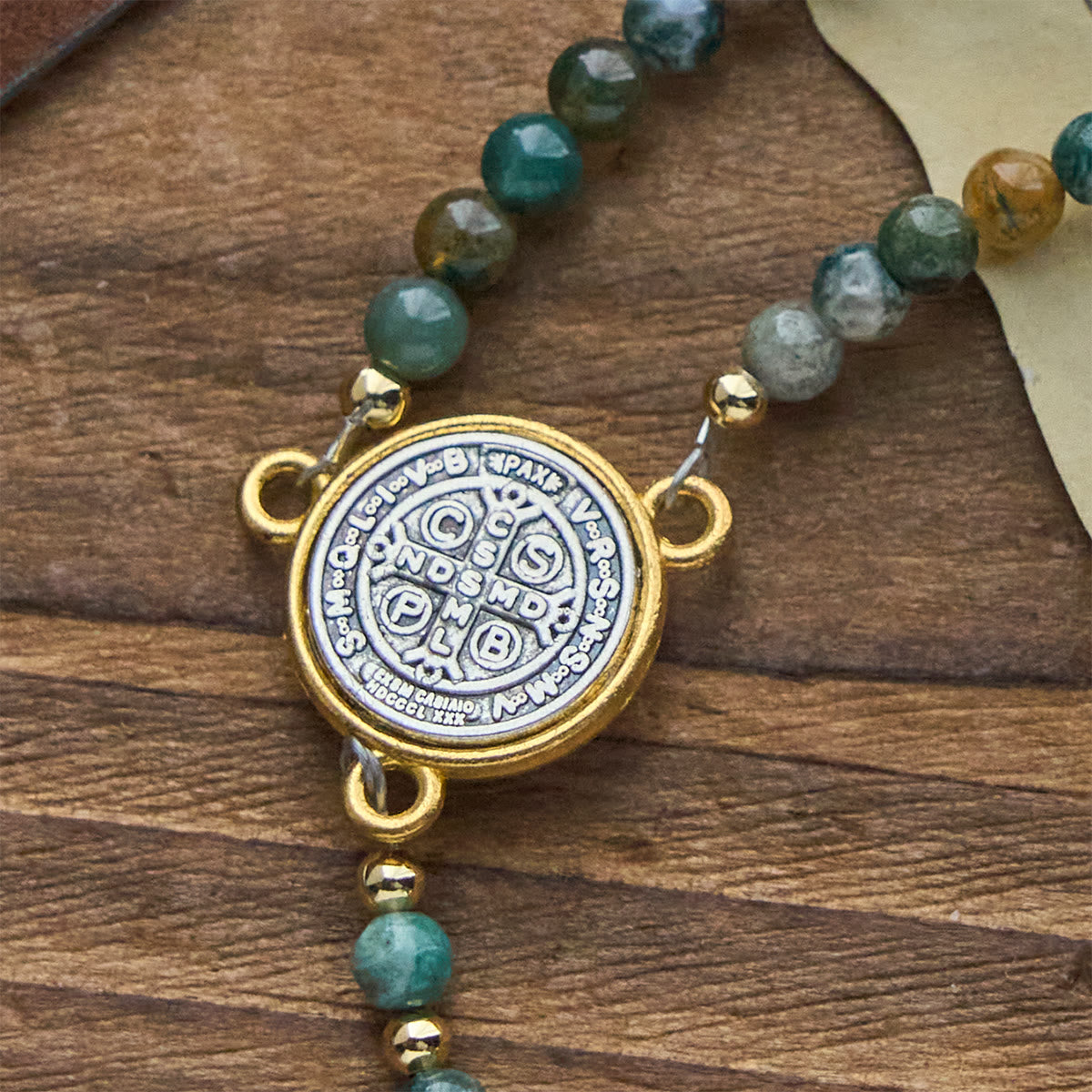 Pulseras de rosario artesanales en tonos tierra con cruz y medalla de San Benito