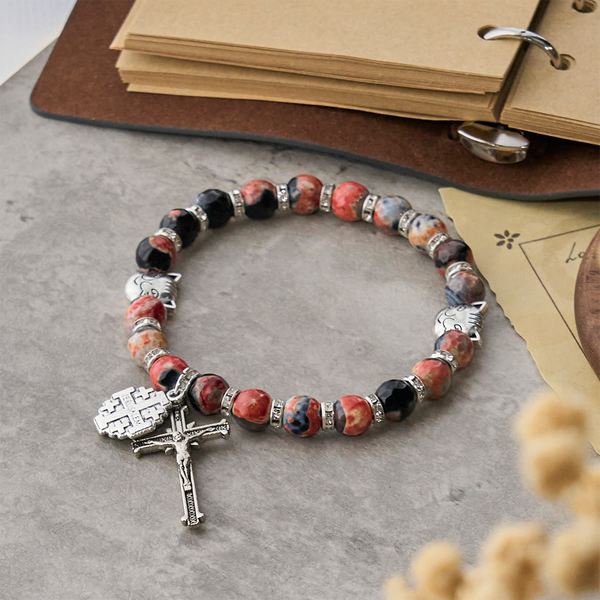 Pulsera para animales de recuerdo para mascotas de St. Benedict, con ágata veteada y gato calicó, para rezar