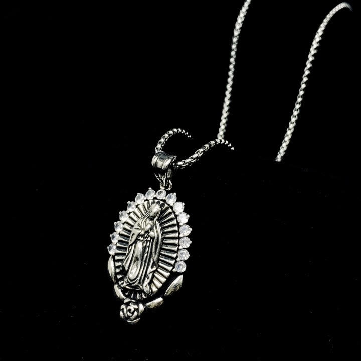 Collar con colgante de la Virgen: halo sagrado y símbolo de rosa