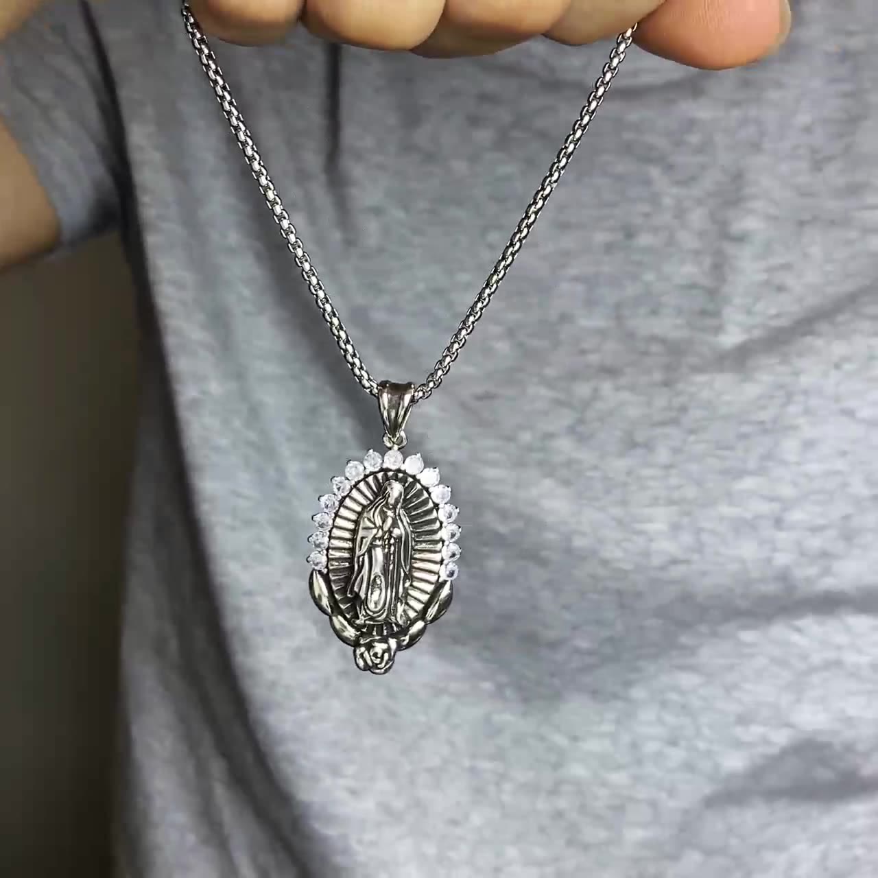 Collar con colgante de la Virgen: halo sagrado y símbolo de rosa