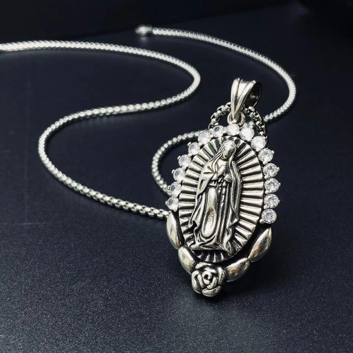 Collar con colgante de la Virgen: halo sagrado y símbolo de rosa