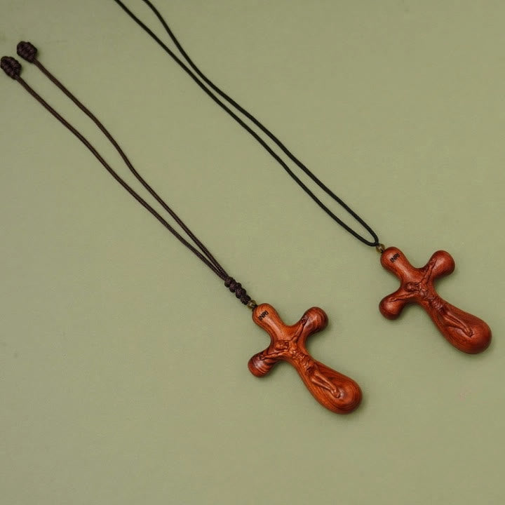 Colgante de cruz INRI de sándalo vintage para coche y collar: Devoción en el camino