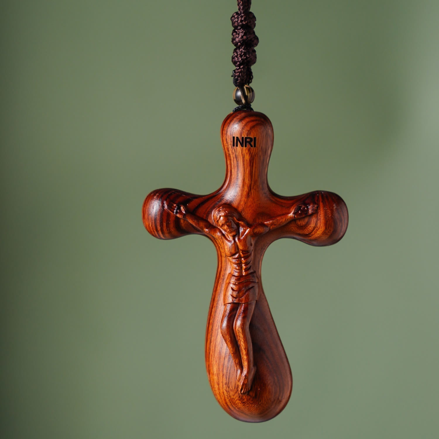 Colgante de cruz INRI de sándalo vintage para coche y collar: Devoción en el camino