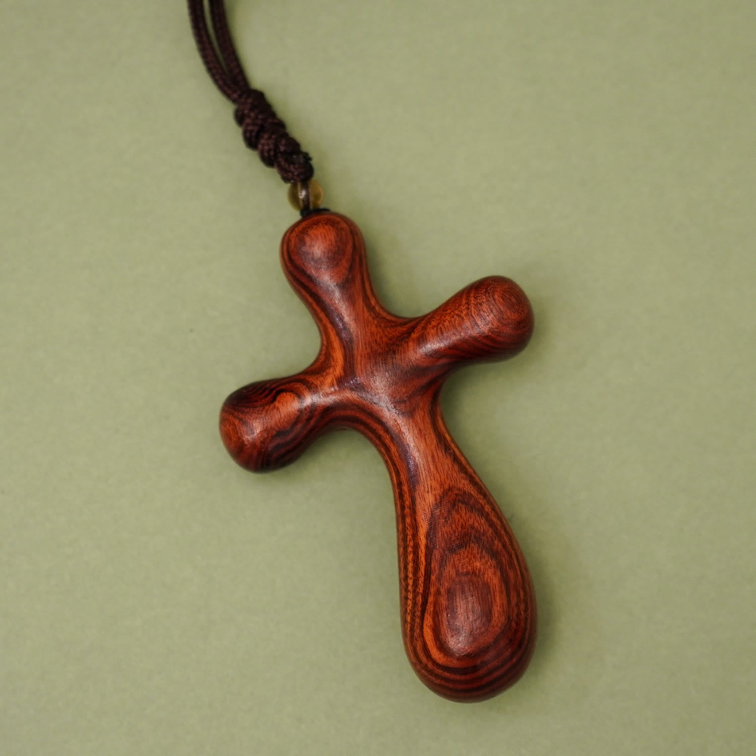 Colgante de cruz INRI de sándalo vintage para coche y collar: Devoción en el camino