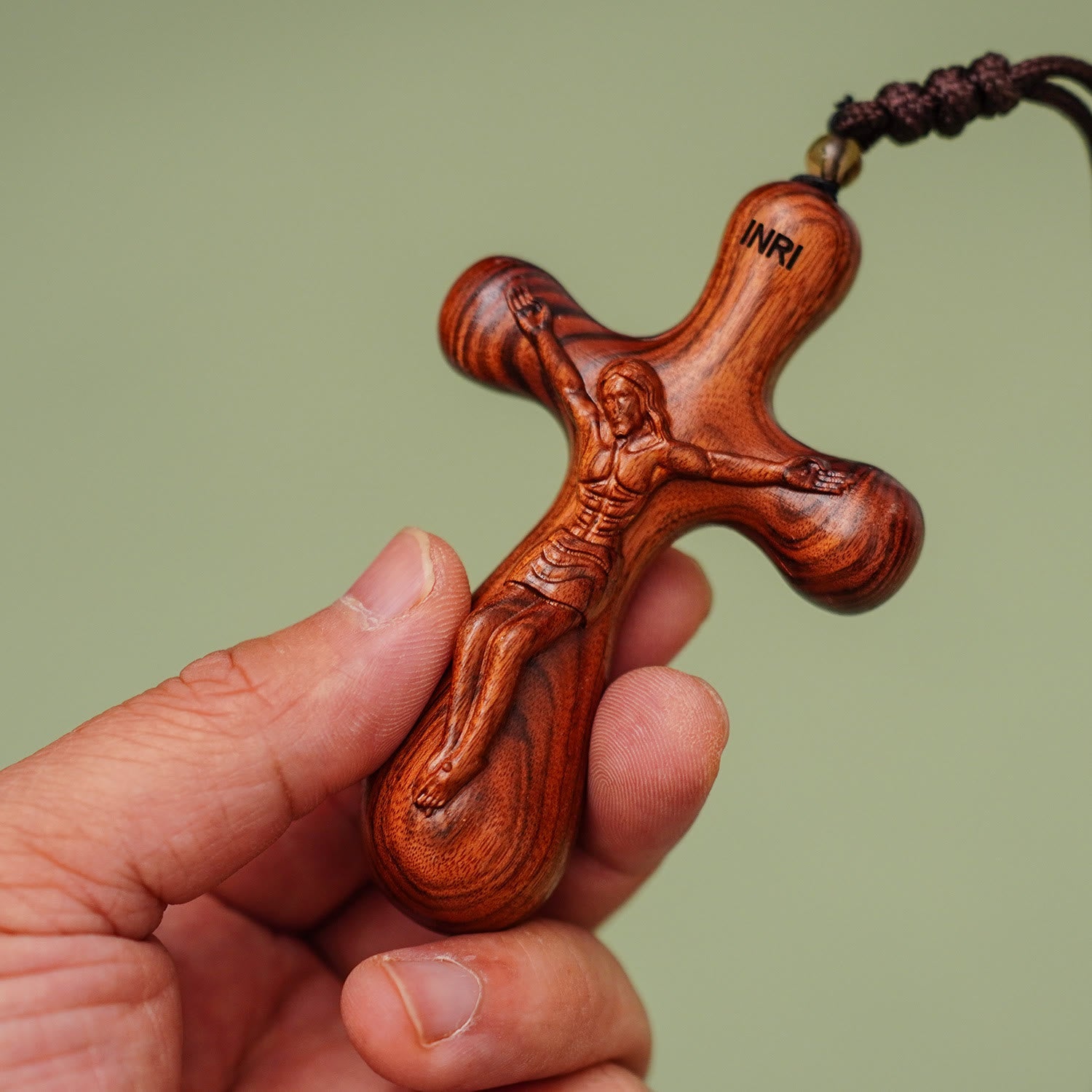 Colgante de cruz INRI de sándalo vintage para coche y collar: Devoción en el camino