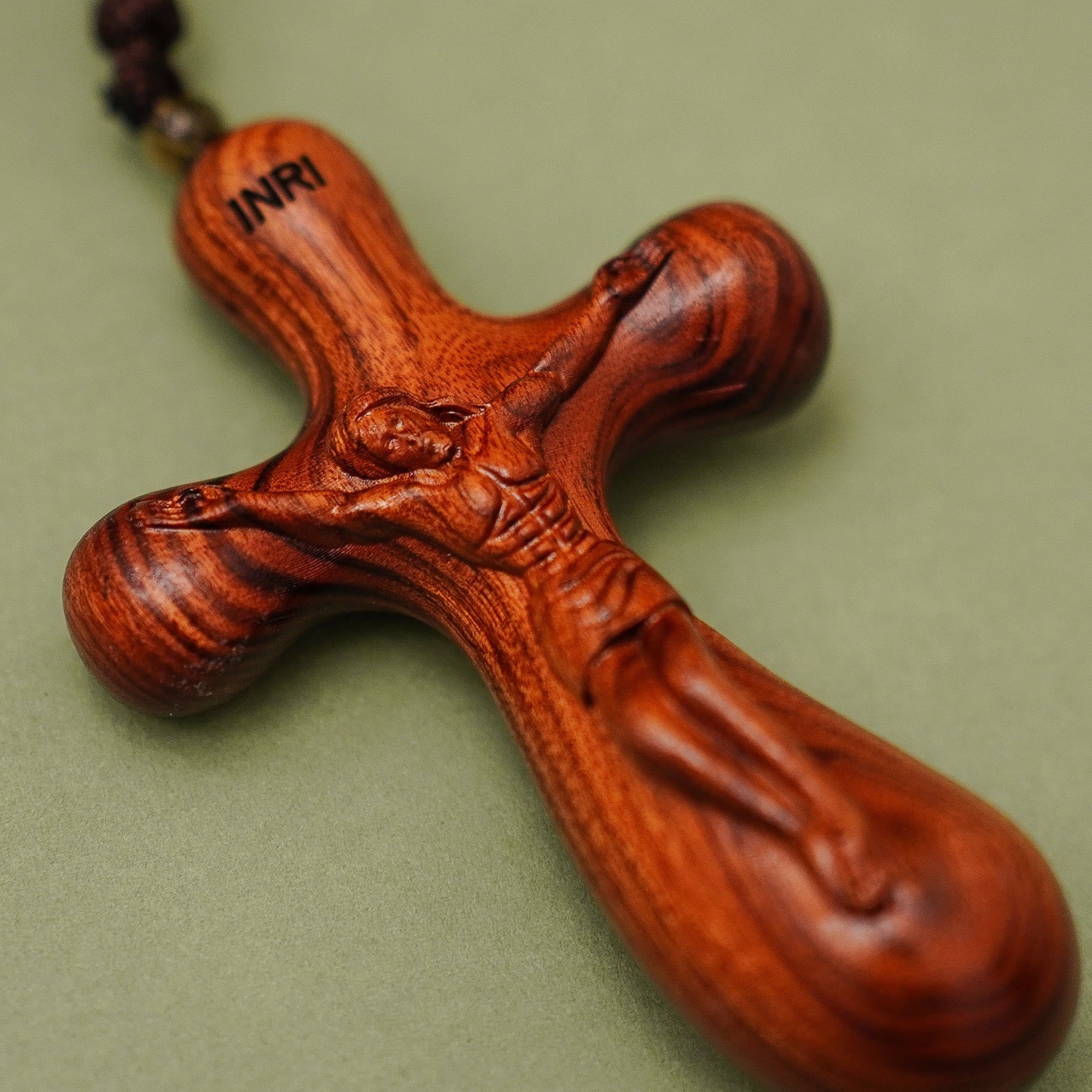 Colgante de cruz INRI de sándalo vintage para coche y collar: Devoción en el camino
