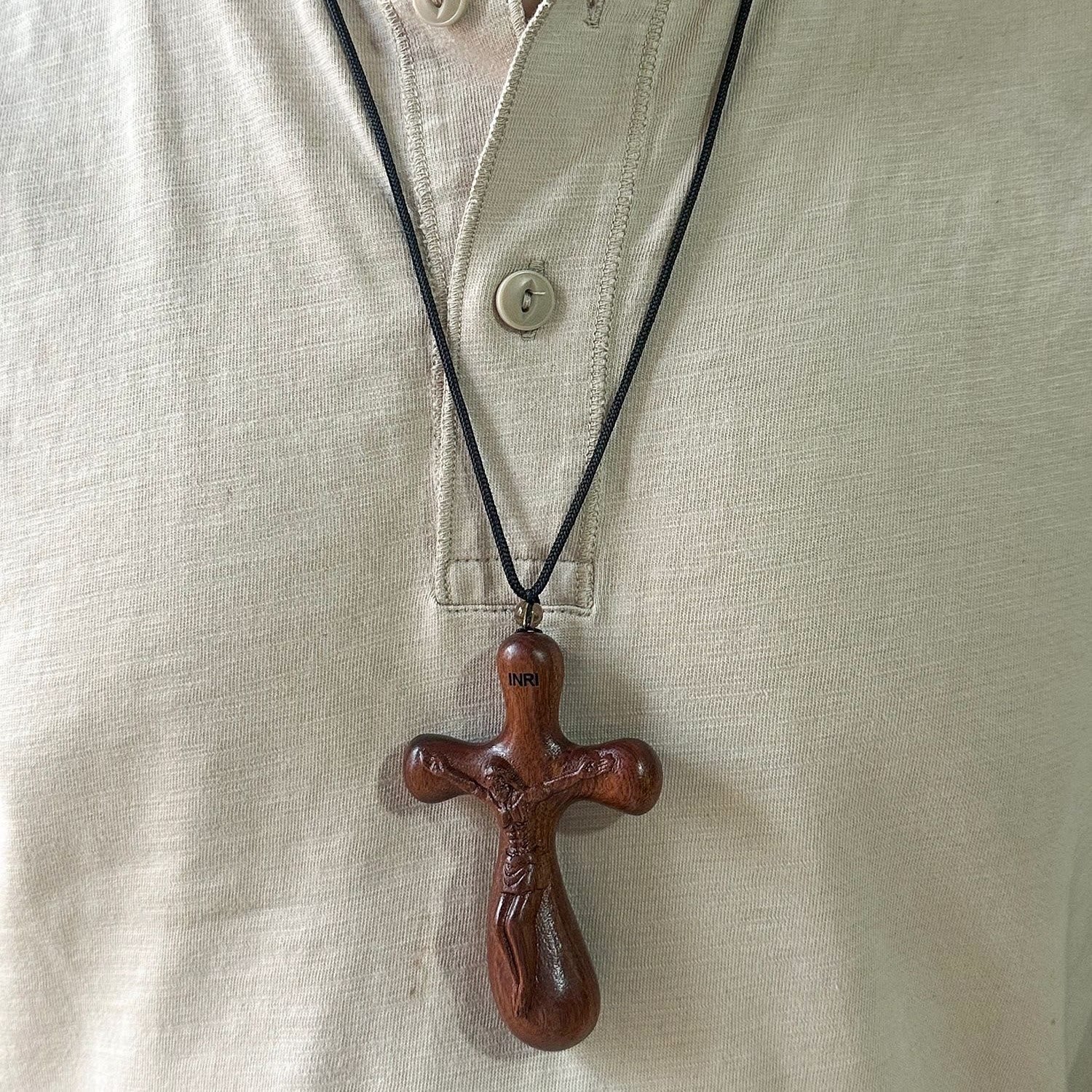 Colgante de cruz INRI de sándalo vintage para coche y collar: Devoción en el camino