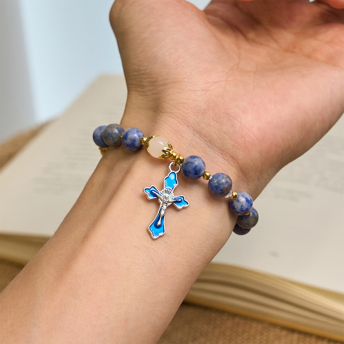 Pulsera Serene de Piedra Azul Texturizada con Crucifijo de Esmalte Azul