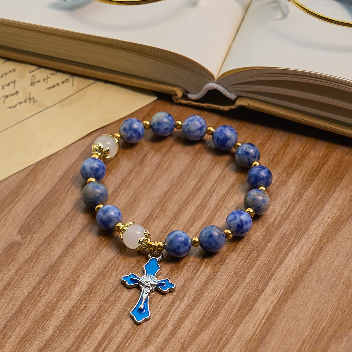 Pulsera Serene de Piedra Azul Texturizada con Crucifijo de Esmalte Azul