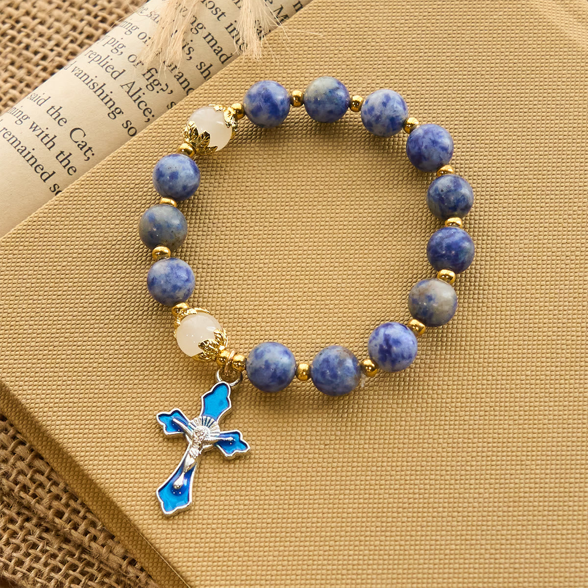 Pulsera Serene de Piedra Azul Texturizada con Crucifijo de Esmalte Azul