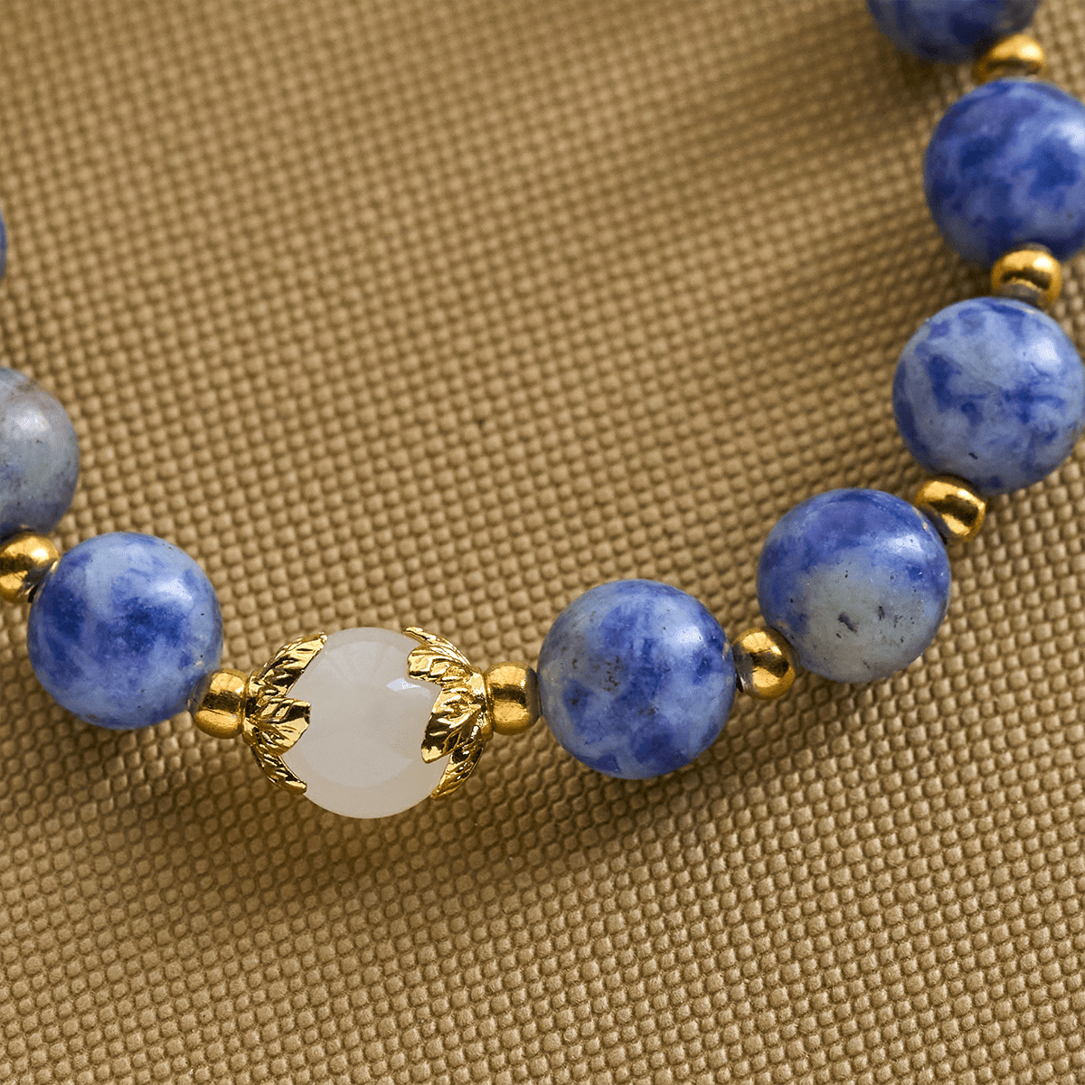 Pulsera Serene de Piedra Azul Texturizada con Crucifijo de Esmalte Azul