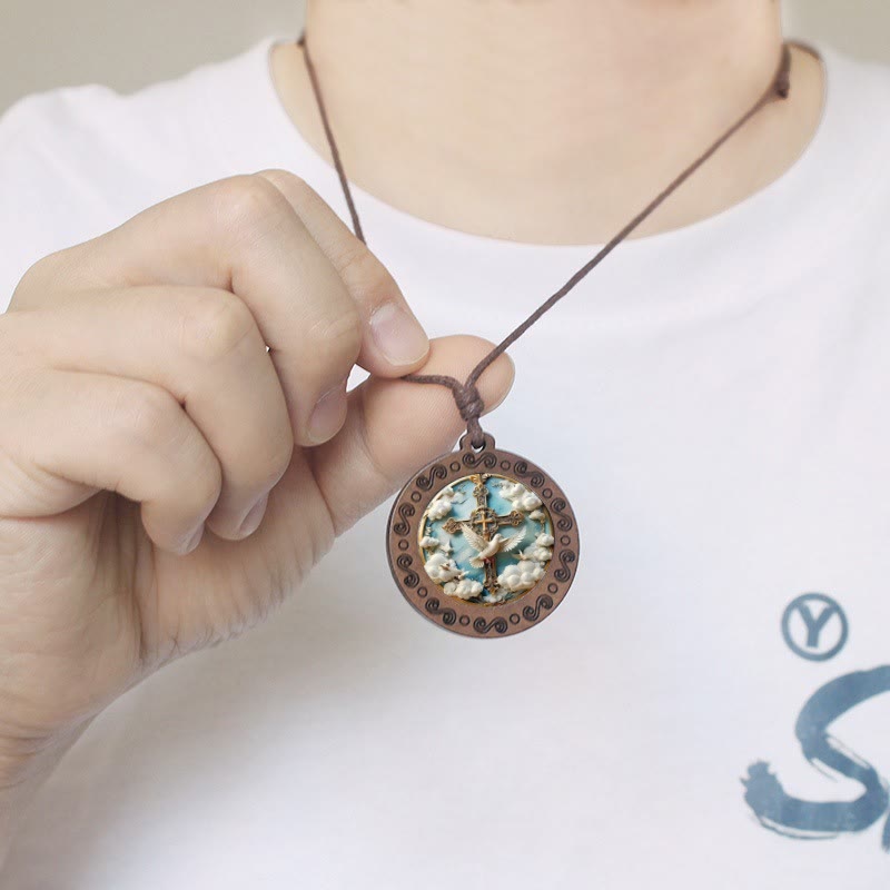 Collar de paloma del Espíritu Santo y cruz: una expresión visual de fe devota