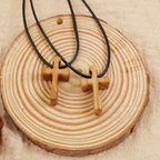 Collar con colgante de cruz de madera: Joyería de fe cristiana