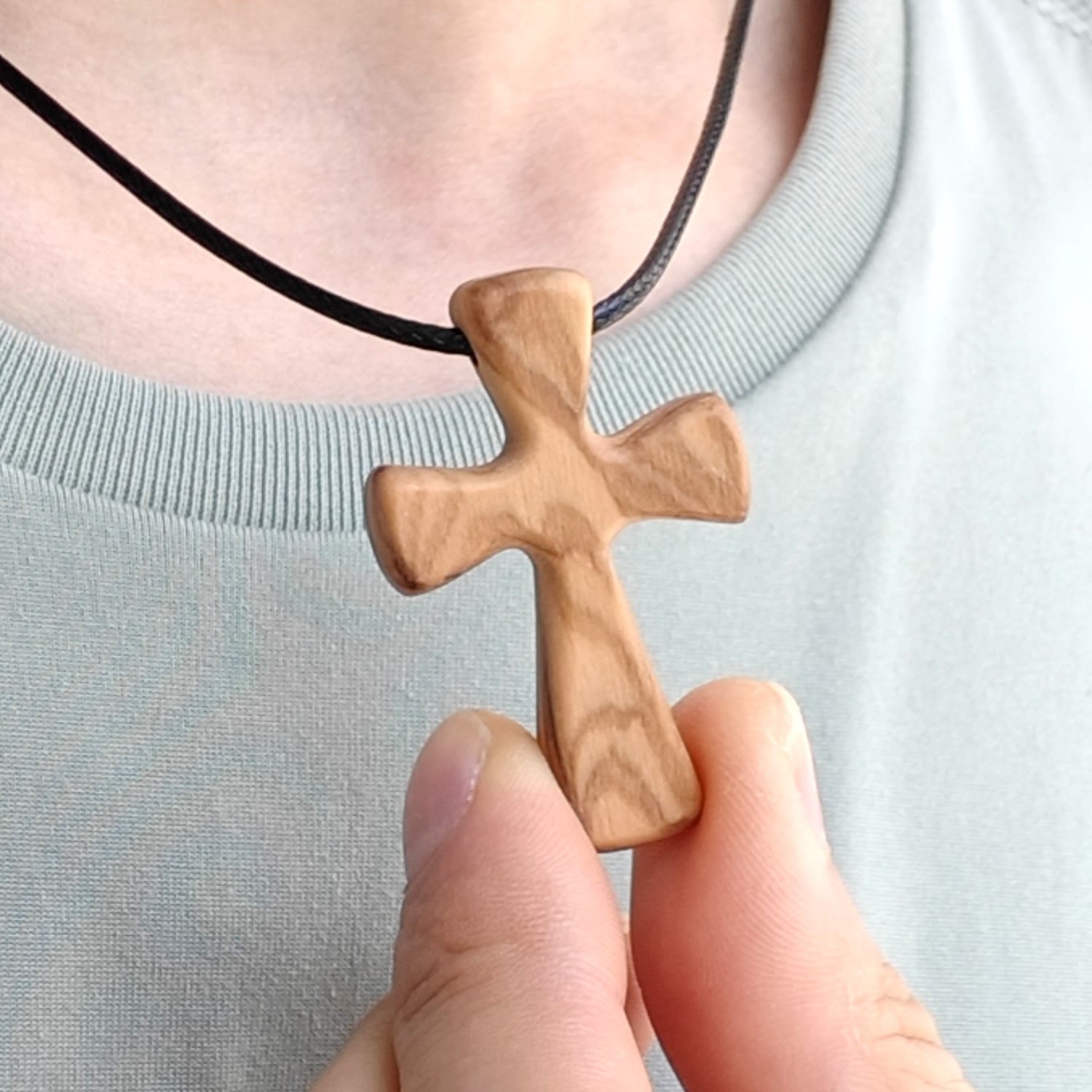 Collar con colgante de cruz de madera: Joyería de fe cristiana