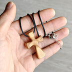 Collar con colgante de cruz de madera: Joyería de fe cristiana