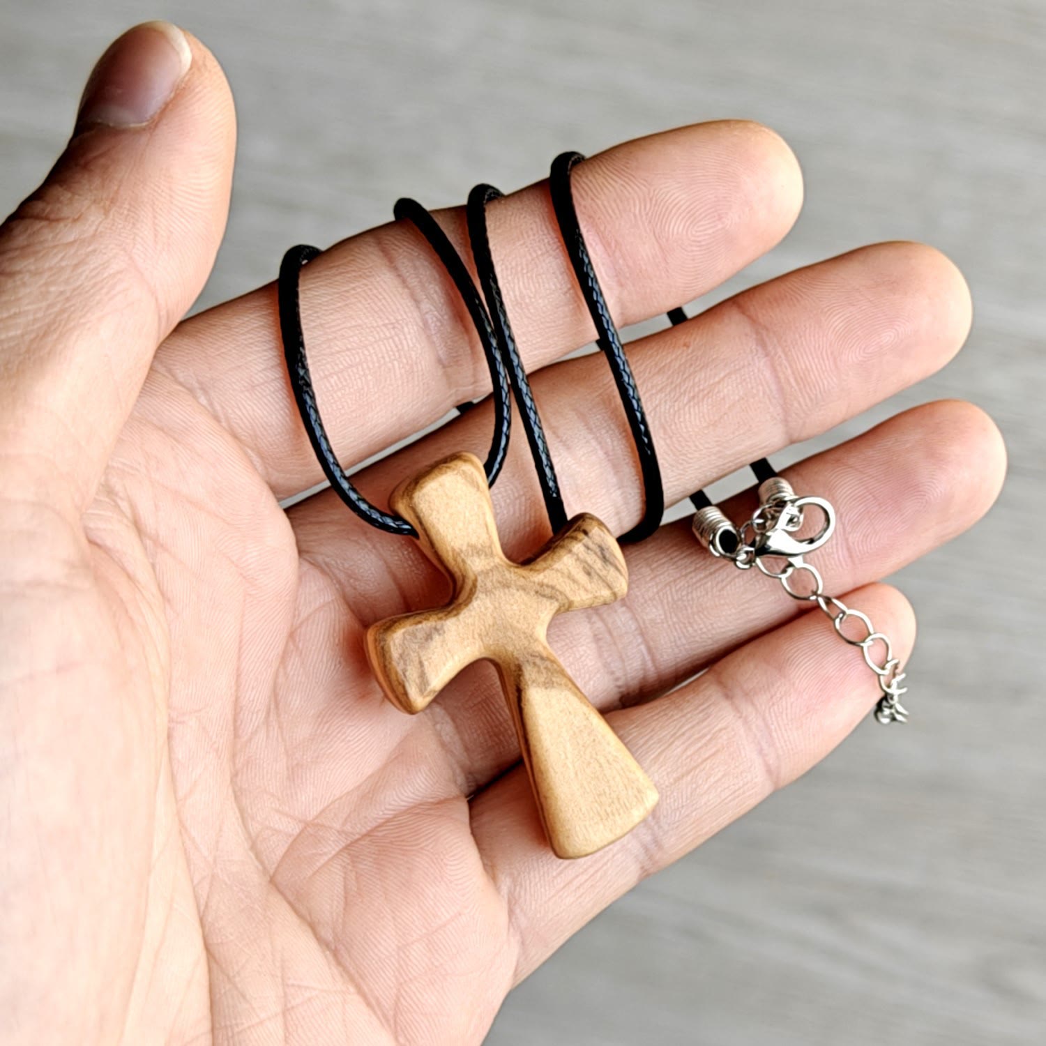 Collar con colgante de cruz de madera: Joyería de fe cristiana