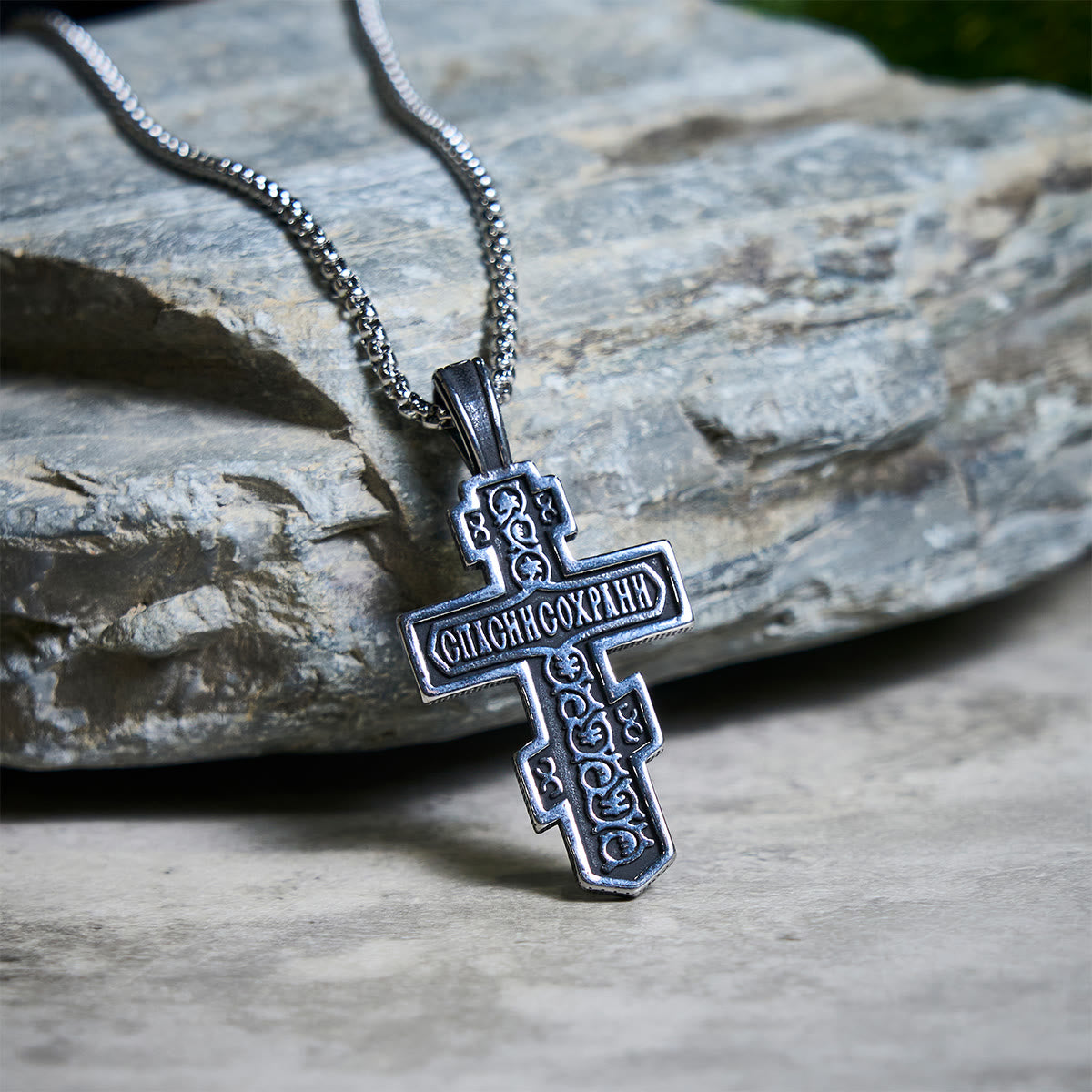 Collar de crucifijo ortodoxo bicolor con profundo significado espiritual