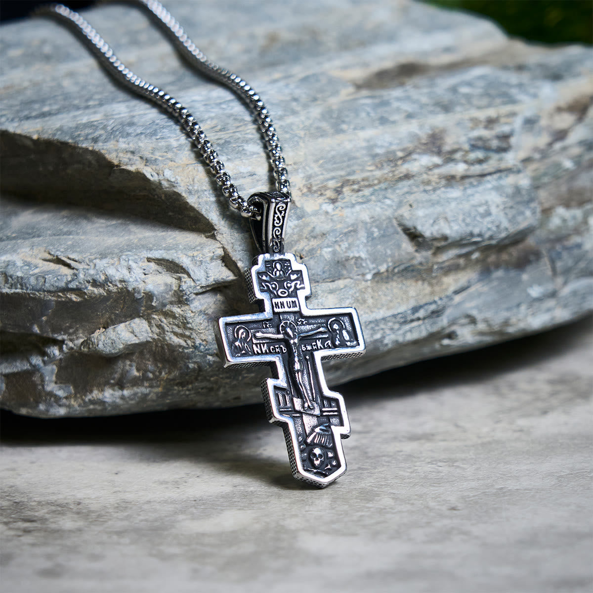 Collar de crucifijo ortodoxo bicolor con profundo significado espiritual
