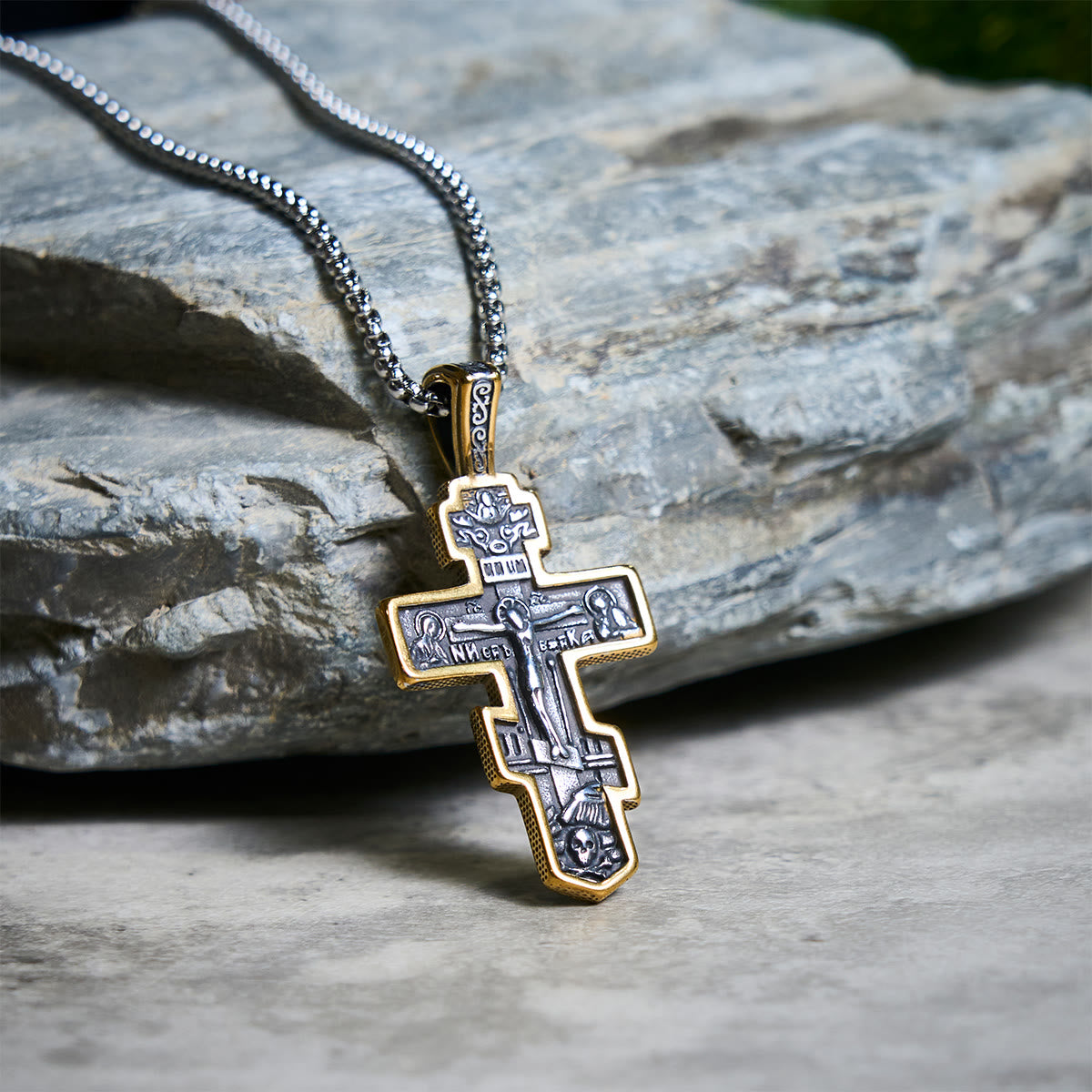 Collar de crucifijo ortodoxo bicolor con profundo significado espiritual