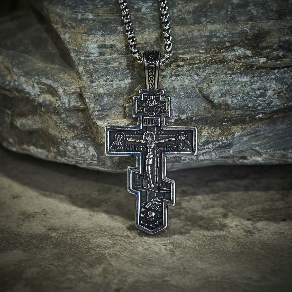 Collar de crucifijo ortodoxo bicolor con profundo significado espiritual
