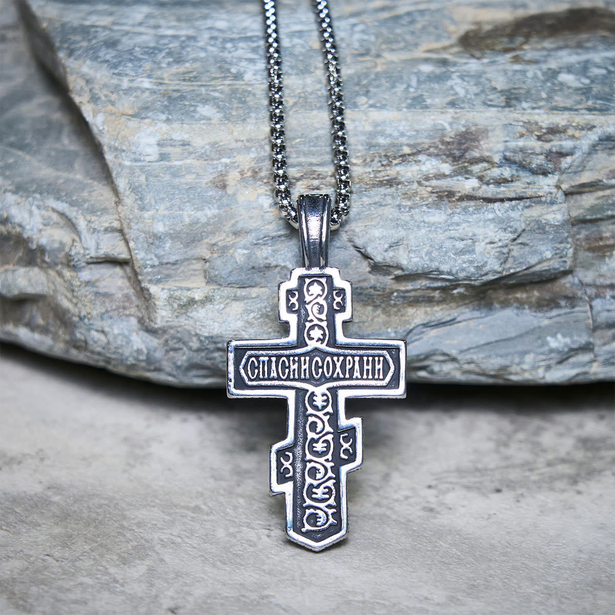 Collar de crucifijo ortodoxo bicolor con profundo significado espiritual