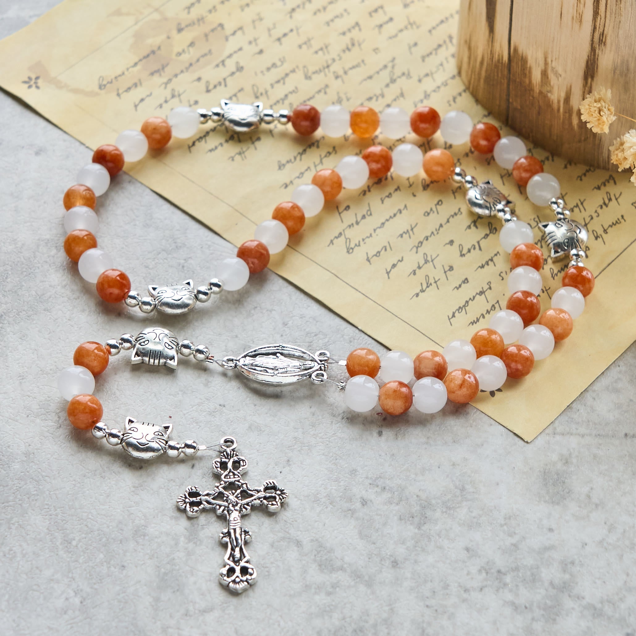 Pulsera de gato atigrado naranja, cuentas de cuarzo blanco y naranja con abalorios de acero inoxidable de cara de gato, rosario de animales
